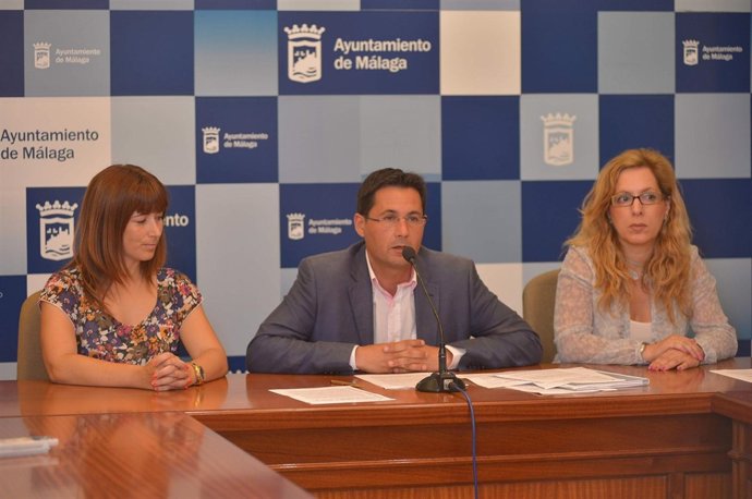 Ruth Sarabia (izda) y en centro Francisco Pomares concejal málaga derechos socia