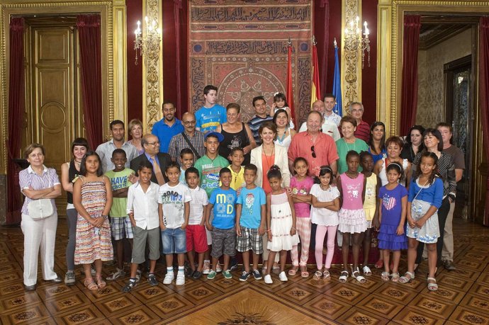 Barcina recibe a menores saharauis de vacaciones en Navarra.