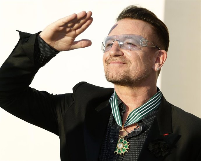 Bono condecorado en Francia