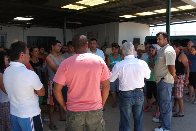 Miembros de la Fitag se reúnen con temporeros en la finca de Cartaya (Huelva).