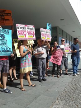 Concentración de Adicae ante los juzgados de La Buhaira en Sevilla