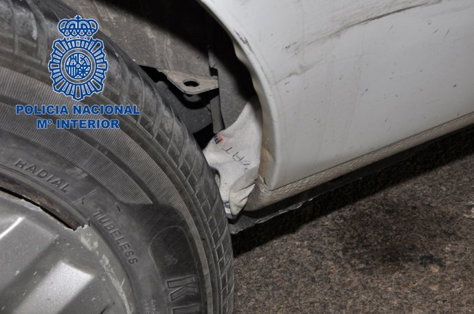 Droga escondida en un calcetín en el interior de un vehículo
