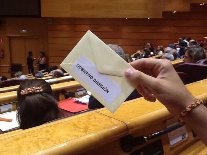 El diputado de IU Ricardo Sixto muestra el sobre de votación