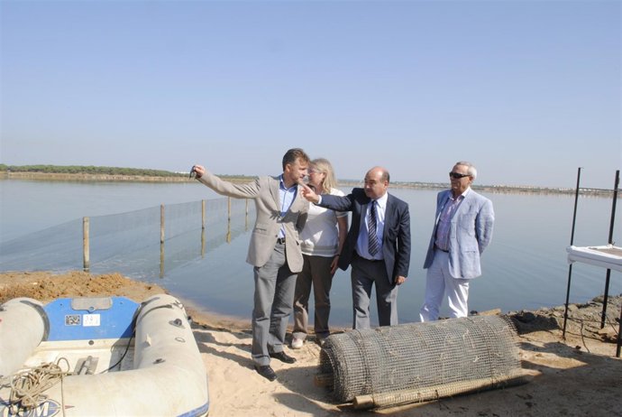 El delegado de la Junta en Huelva, José Fiscal, en el Paraje Marismas del Odiel.