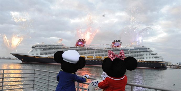 (Jan. 4, 2011): Mickey Mouse And Minnie Mouse Welcome The Disney Dream, Disney C