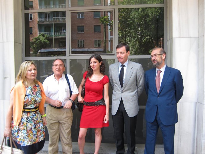 Tomás Gómez junto a defensores de la Ley de Memoria Histórica