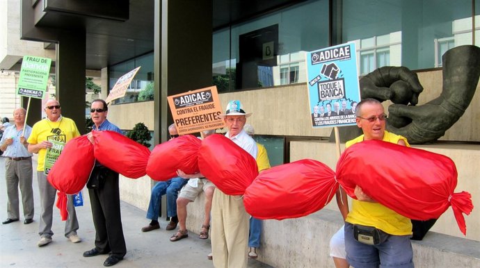 Adicae lleva un chorizo gigante a la sede de Bankia