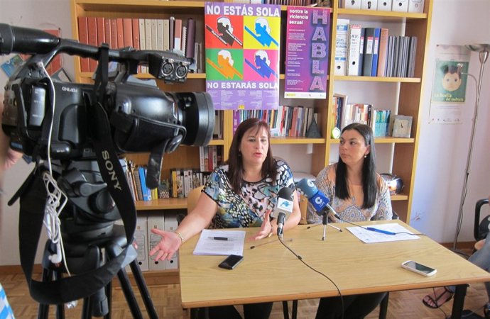 Manuela Torres (I) y Vanesa Vannay (D)