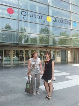 Marga Sanz y Marina Albiol en las puertas de la Ciudad de la Justicia