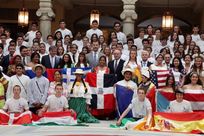 Los estudiantes de la XVIII Ruta Quetzal, junto con el príncipe Felipe