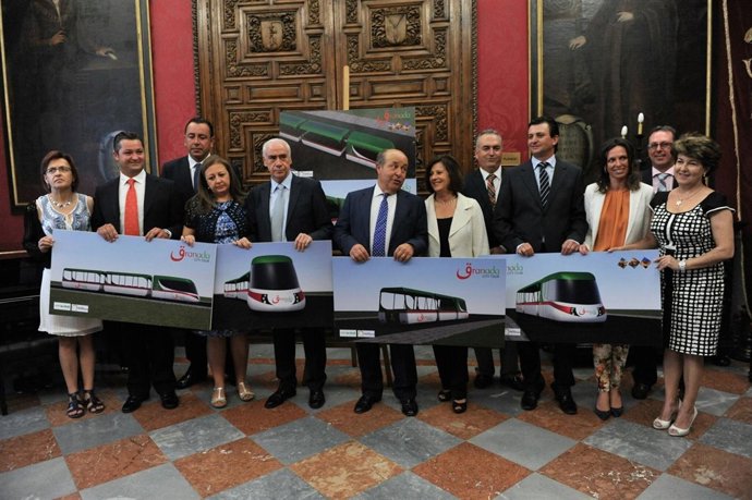 Presentan el tren turístico que conectará con la Alhambra