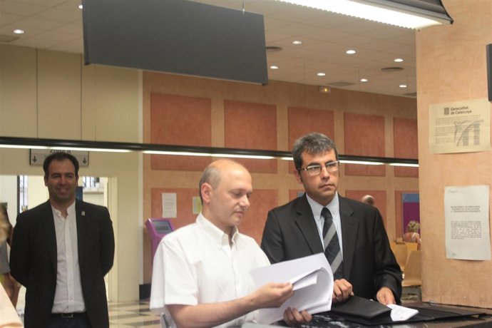 El alcalde de Alella (derecha) presenta los impuestos del municipio de Alella