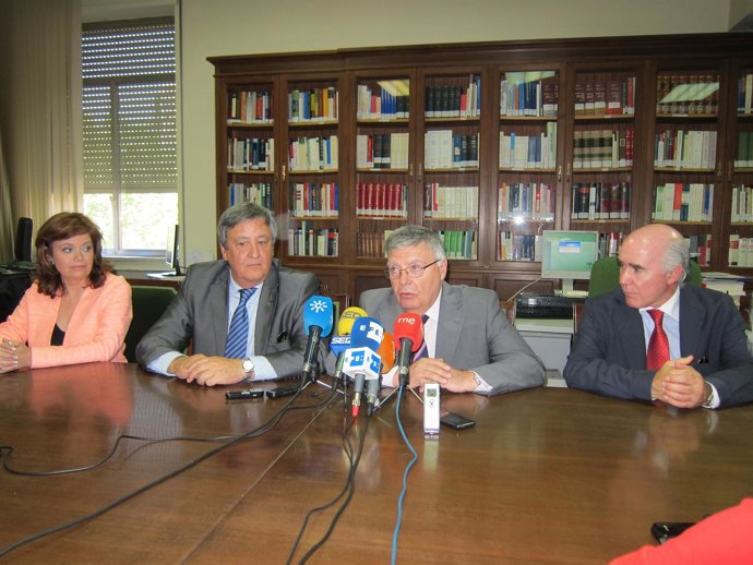 Carmona, ante los micrófonos, en la rueda de prensa en Córdoba