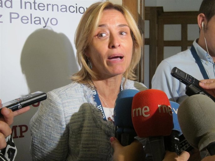 La investigadora Ángeles Muñoz en la UIMP