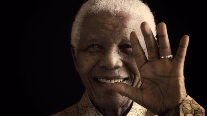Mandela celebra sus 95 años con mejoría de salud