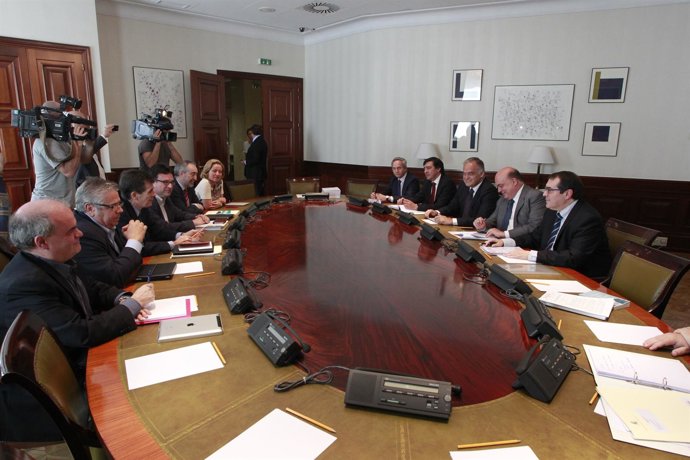 Los grupos se reúnen en la Ponencia sobre Transparencia