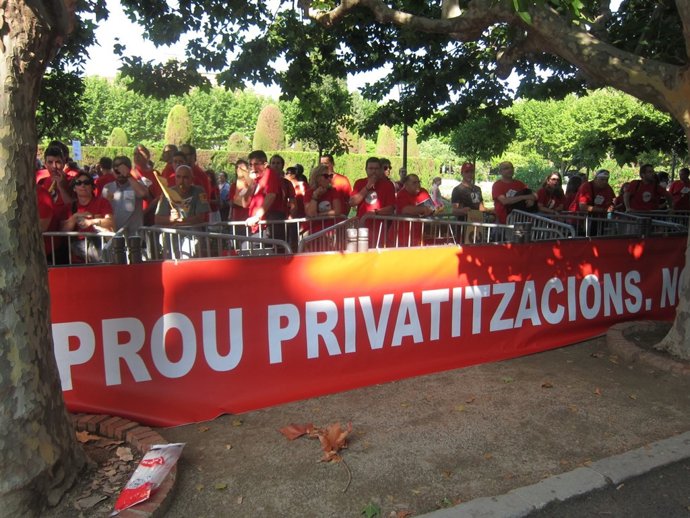 Protesta de trabajadores de la CCMA ante el Parlament