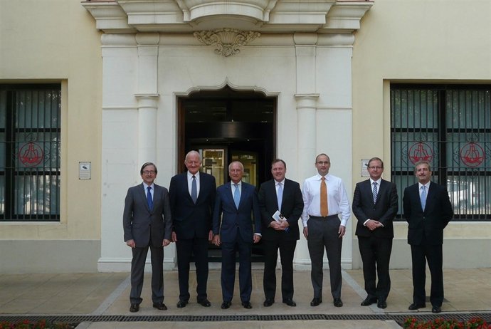 Aznar junto a directivos mundiales