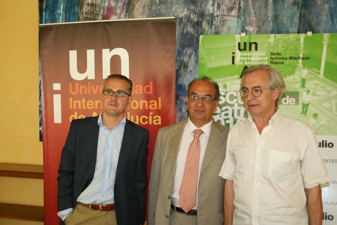 El rector de la UNIA, Juan Manuel Suárez, en el centro