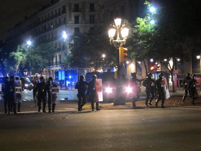 Mossos durante altercados de la huelga 14N de 2012 en Barcelona