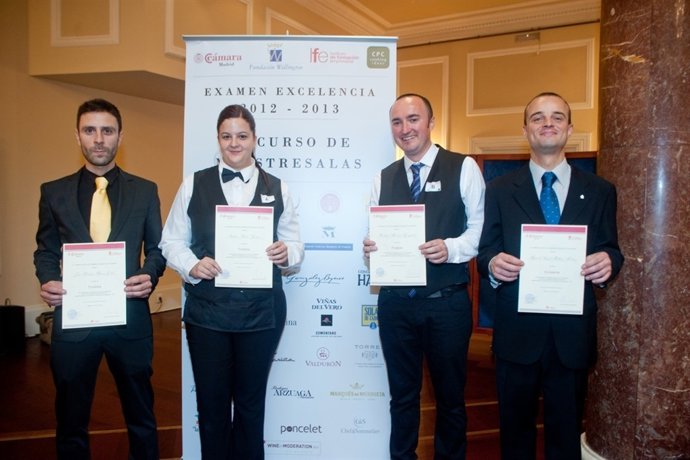 Participantes en el curso con sus diplomas