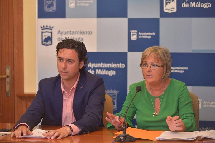 Raúl Jiménez edil de Medio Ambiente junto a Teresa Porras, de playas     