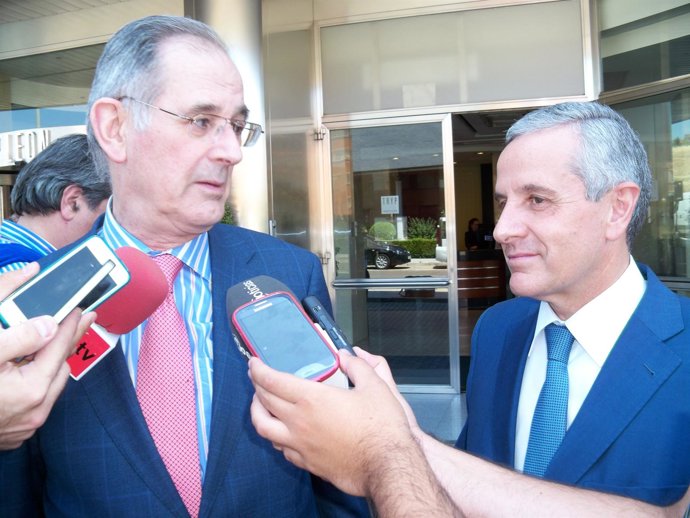 El presidente del Círculo Empresarial Leonés, Emilio de la Puente, y el alcalde 
