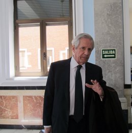 El letrado Javier Gómez de Liaño, tras presentar su informe ante el tribunal.
