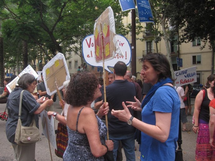 Manifestantes de Ciutat Vella apoyan a la excjal. Itziar González