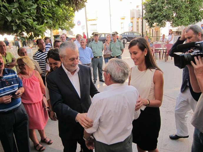 Griñán saluda a un vecino de Monturque junto a su alcaldesa