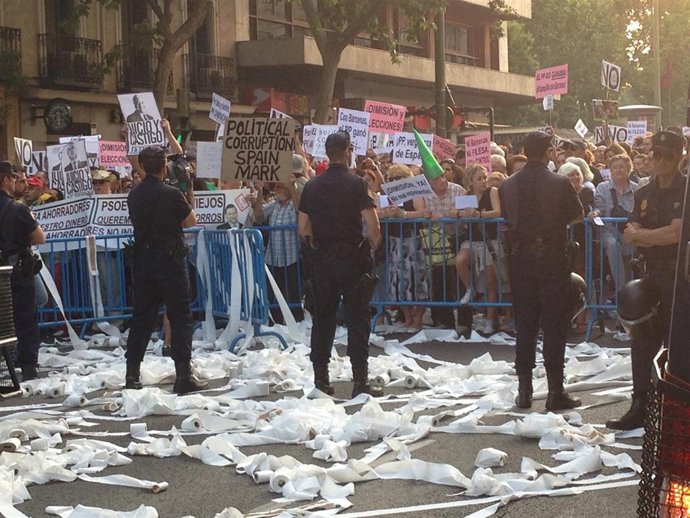 Lanzan papel higiénico a los agentes en la manifestación frente a la sede del PP