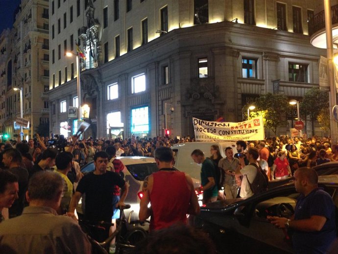 Los manifestantes que exigen la dimisión de Rajoy cortan el tráfico en Gran Vía