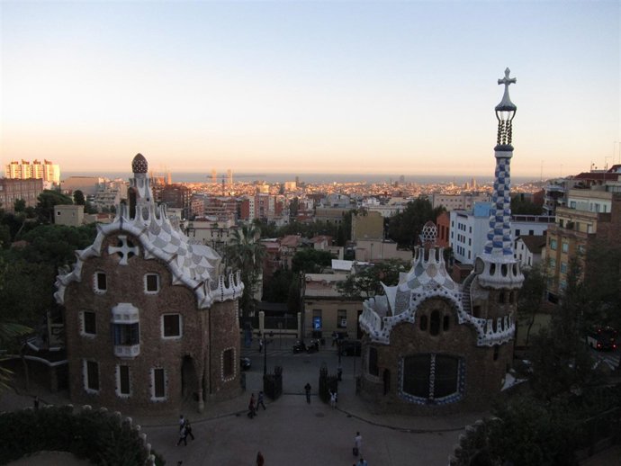 Parque Güell Con Barcelona De Fondo