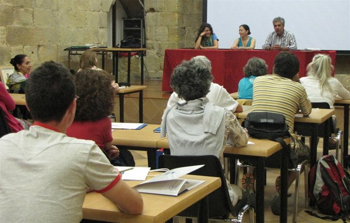 Participantes en el taller de caligrafía medieval.
