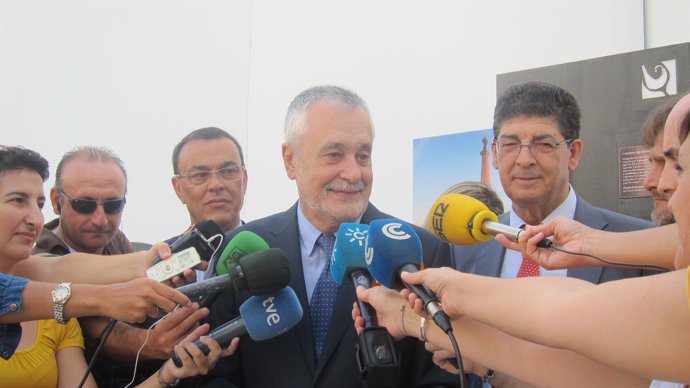 El presidente de la Junta de Andalucía, José Antonio Griñán, junto a Diego Valde