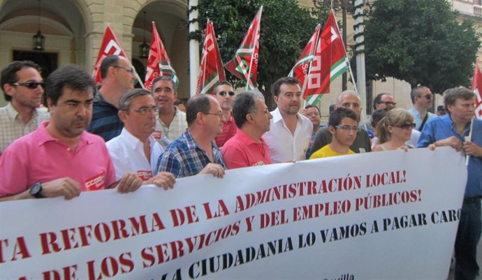 Antonio Maíllo participa en una manifestación contra la reforma local