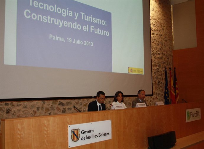 Joaquín García, Isabel Borrego y Carlos Delgado 