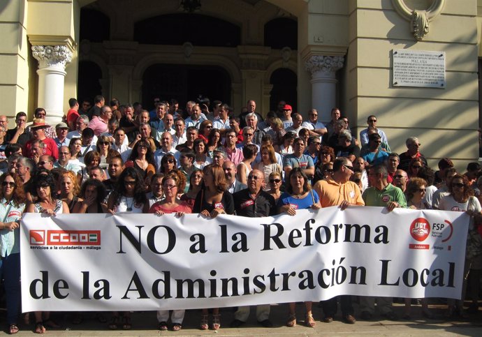 Dirigentes del PSOE y de IU en la manifestación contra la reforma local