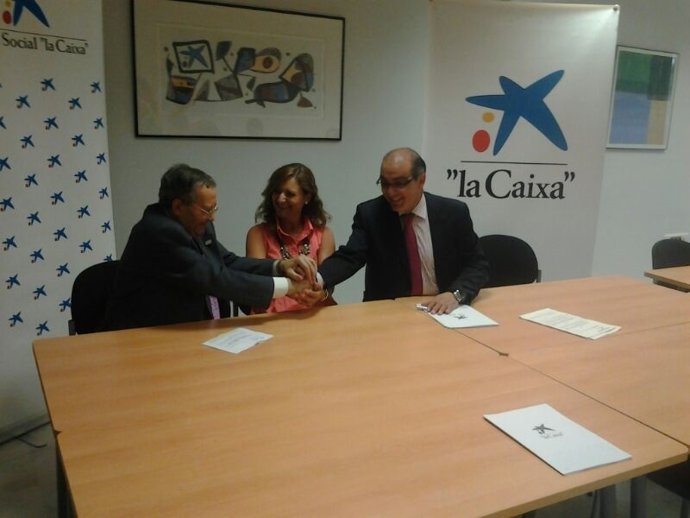 Firma de uno de los convenios de la Obra Social La Caixa