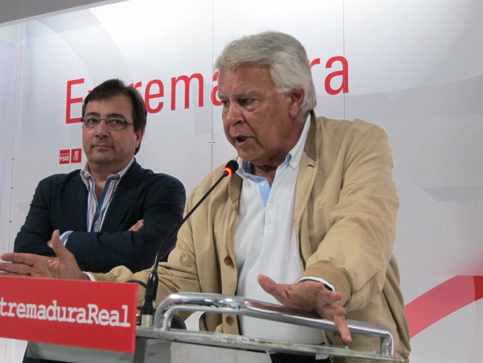 Felipe González, acompañado por Guillermo Fernández Vara