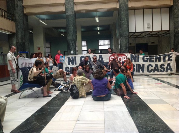 Miembros de la PAH toman la sede central de Caja Cantabria