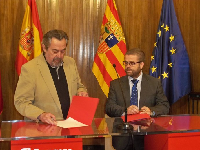 Belloch firma el convenio con la Caja Rural de Soria