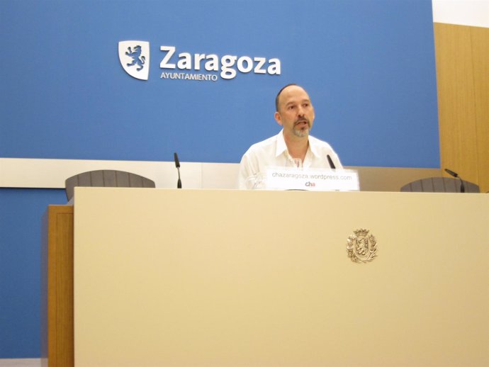 El concejal de CHA, Carmelo Asensio, en el Ayuntamiento de Zaragoza