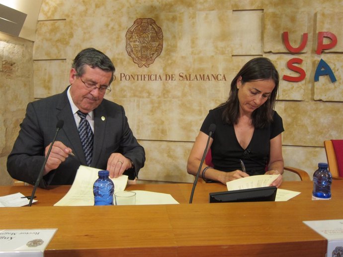 Ángel Galindo y María Seguí, en la firma del convenio.