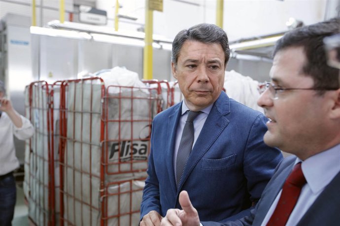 Gonzalez visita una lavanderia que emplea a personas con discapacidad