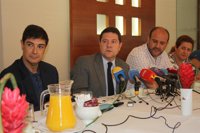 García-Page reta a Cospedal a debatir "cuando ella quiera" de sus nóminas e ingresos y los de sus cónyuges