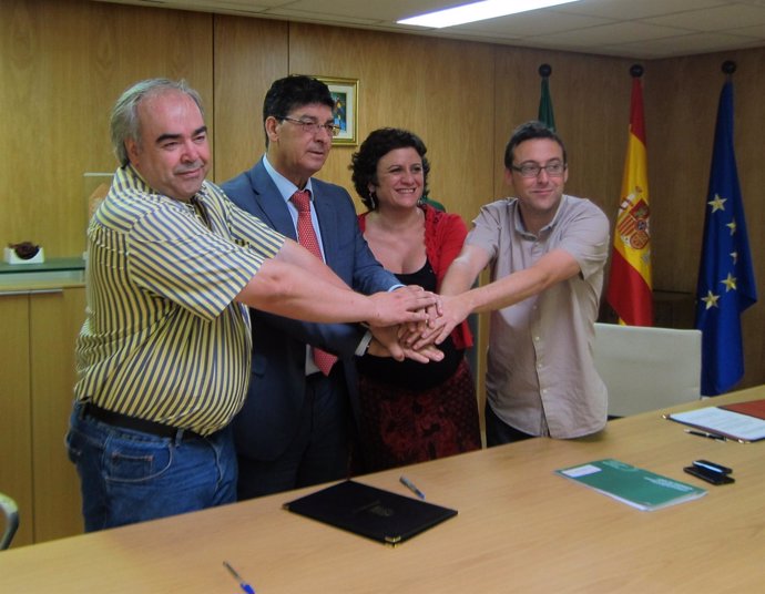 Diego Valderas, junto al resto de firmantes del acuerdo