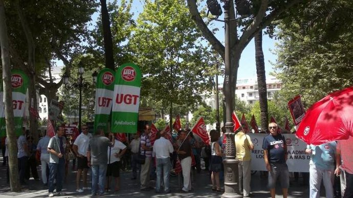 Concentración de empleados públicos ante el Ayuntamiento de Sevilla