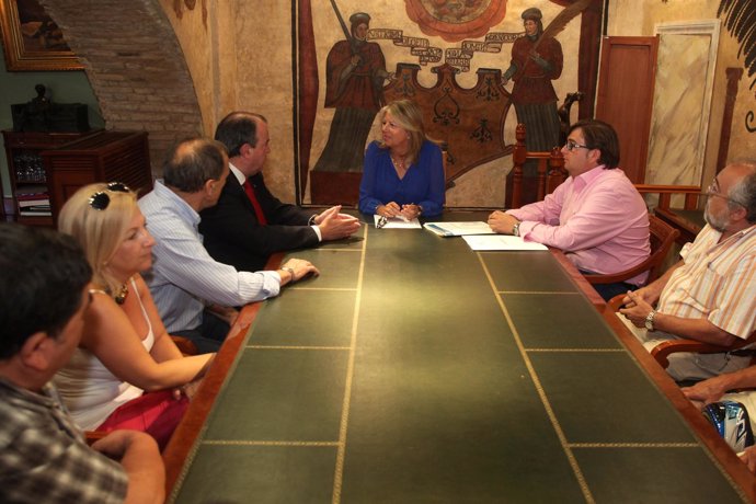 La alcaldesa de Marbella con miembros de la Asociación de Autoescuelas