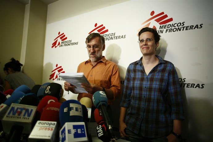 Inés Thibaut, hermana de la cooperante, y José Antonio Bastos (MSF)